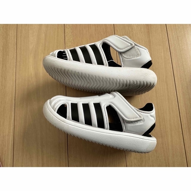 adidas  サンダル キッズ/ベビー/マタニティのキッズ靴/シューズ(15cm~)(サンダル)の商品写真