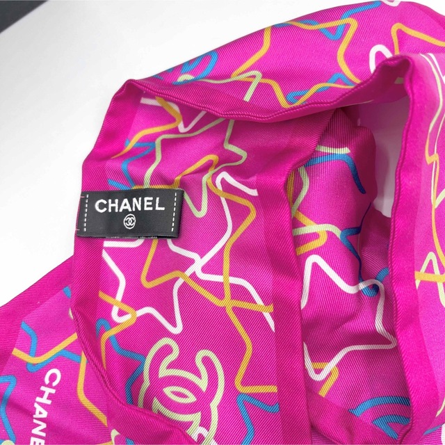 CHANEL(シャネル)の新品未使用 CHANEL ヘアバンド シルクツイリー ピンク 星柄 ココマーク レディースのファッション小物(バンダナ/スカーフ)の商品写真