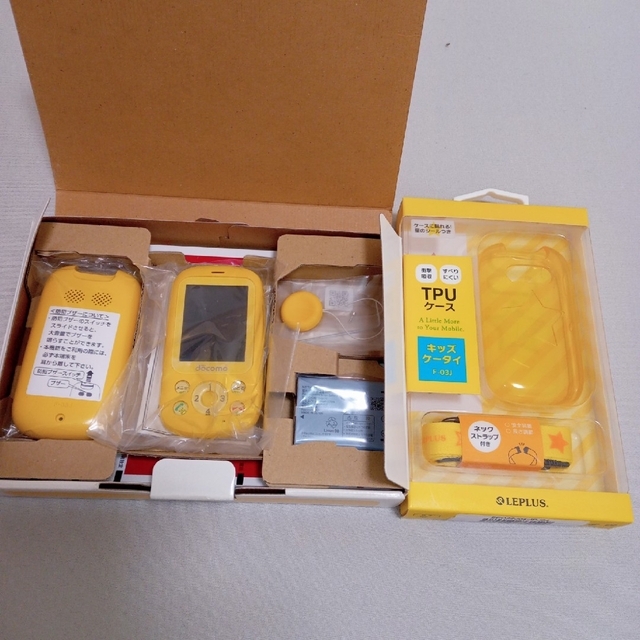 NTTdocomo(エヌティティドコモ)の未使用品　docomo　キッズケータイ　f03j　ケース付 スマホ/家電/カメラのスマートフォン/携帯電話(携帯電話本体)の商品写真