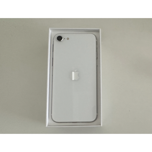 iPhone SE(第二世代) 64GB ホワイト SIMロック解除済 スマホ/家電/カメラのスマートフォン/携帯電話(スマートフォン本体)の商品写真