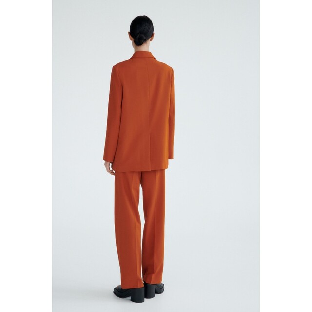 ZARA(ザラ)のZARA　ボタン留めストレートフィットブレザー　Sサイズ　オレンジ色 レディースのジャケット/アウター(テーラードジャケット)の商品写真