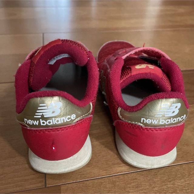 New Balance(ニューバランス)のニューバランス　赤　ゴールド　17 キッズ/ベビー/マタニティのキッズ靴/シューズ(15cm~)(スニーカー)の商品写真