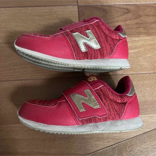 New Balance(ニューバランス)のニューバランス　赤　ゴールド　17 キッズ/ベビー/マタニティのキッズ靴/シューズ(15cm~)(スニーカー)の商品写真