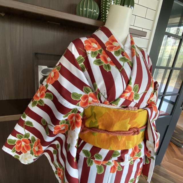 洗える着物 小紋 オトナ華やかで粋な海老茶縞に椿柄Lサイズ未使用品の