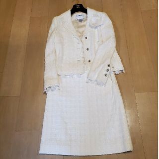 シャネル(CHANEL)の新品‼️未使用 CHANEL シャネル スーツ 40 オフホワイト コサージュ付(セット/コーデ)