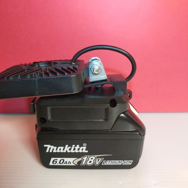 マキタバッテリー用 スイッチ付き小型LED広角作業灯 USB充電器アダプター スポーツ/アウトドアの自転車(工具/メンテナンス)の商品写真