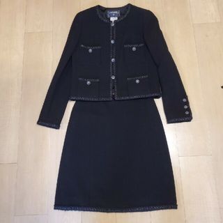 シャネル(CHANEL)の新品‼️未使用 シャネル CHANEL スーツ 黒 38 スペアボタン残布付(セット/コーデ)