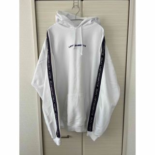 VETEMENTS - VETEMENTS テープロゴ パーカーの通販|ラクマ