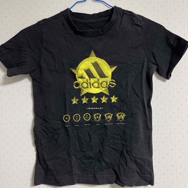 adidas(アディダス)の120 adidas 黒Tシャツ キッズ/ベビー/マタニティのキッズ服男の子用(90cm~)(Tシャツ/カットソー)の商品写真