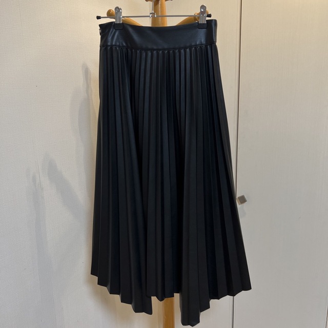 ZARA(ザラ)のZARA 新品未使用タグ付き　レザー風フレアーミディスカート レディースのスカート(ひざ丈スカート)の商品写真