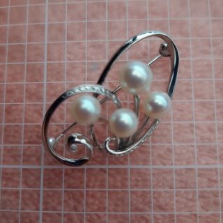 ミキモト(MIKIMOTO)のミキモト　ホワイトゴールド　上品なパールブローチ(ブローチ/コサージュ)