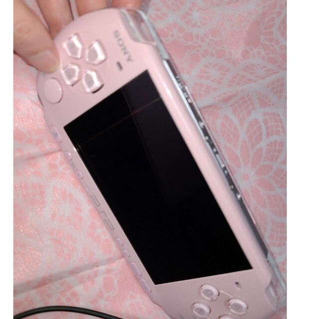 PlayStation Portable(プレイステーションポータブル)の美品PSP-3000　本体　ブロッサムピンク エンタメ/ホビーのゲームソフト/ゲーム機本体(携帯用ゲーム機本体)の商品写真