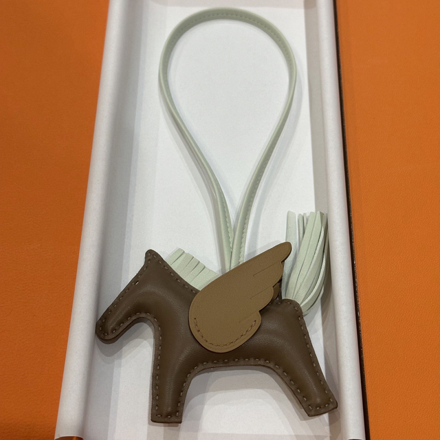 新品 レア HERMES エルメス ロデオ ペガサス チャーム pm エトゥープ