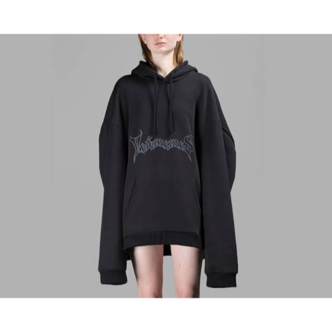 VETEMENTS(ヴェトモン)のvetememes hoodie メタルロゴ メンズのトップス(パーカー)の商品写真