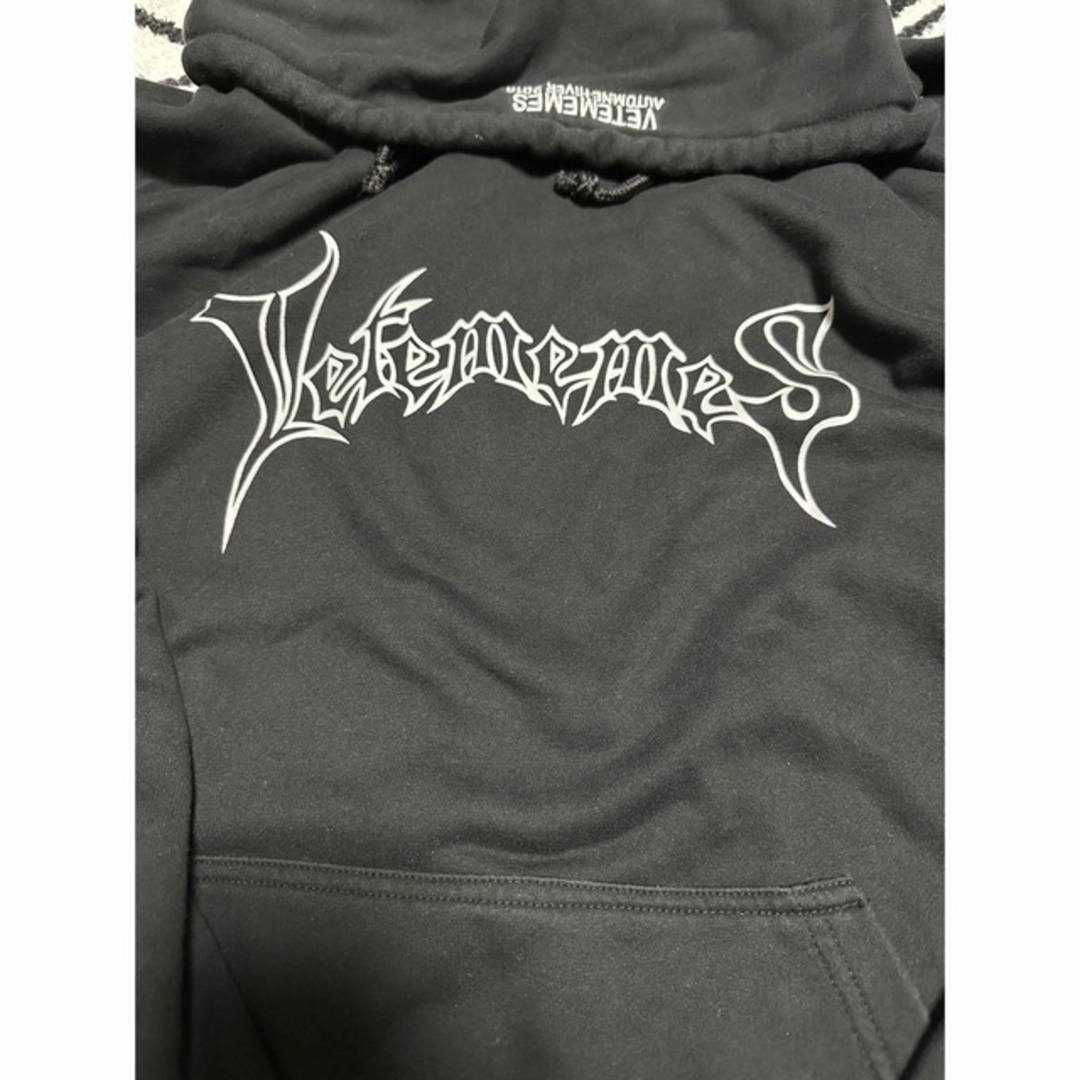 VETEMENTS(ヴェトモン)のvetememes hoodie メタルロゴ メンズのトップス(パーカー)の商品写真