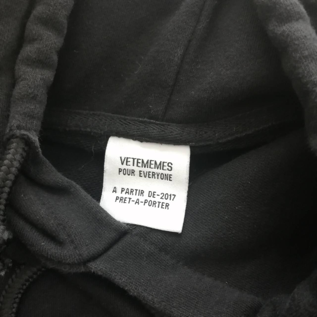 VETEMENTS(ヴェトモン)のvetememes hoodie メタルロゴ メンズのトップス(パーカー)の商品写真