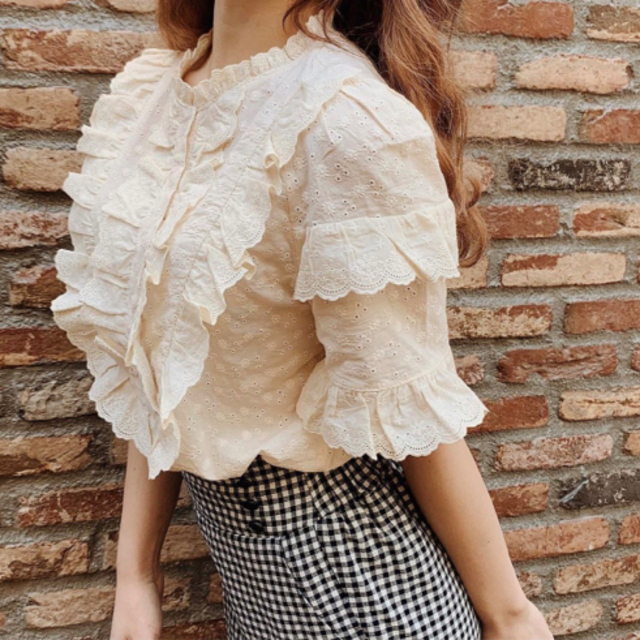 épine(エピヌ)のmmm様専用❤︎ cream cotton frill blouse レディースのトップス(シャツ/ブラウス(半袖/袖なし))の商品写真