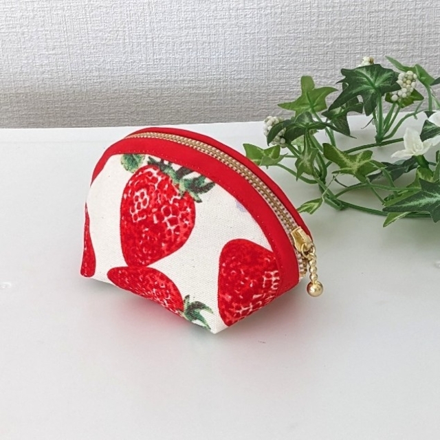 真っ赤ないちご　シェル型　ラウンドファスナーポーチ　ハンドメイド ハンドメイドのファッション小物(ポーチ)の商品写真