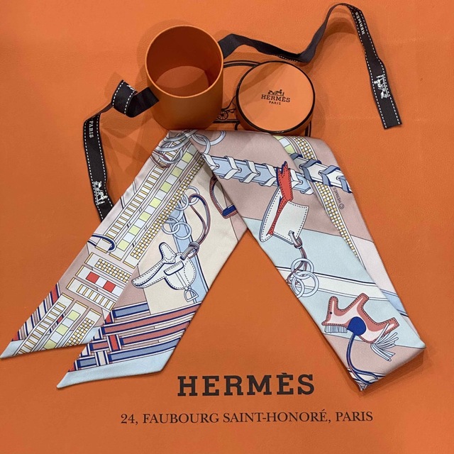 Hermes(エルメス)の新品未使用 レア HERMES エルメス ツイリー 馬勒とチャーム 23SS レディースのファッション小物(バンダナ/スカーフ)の商品写真