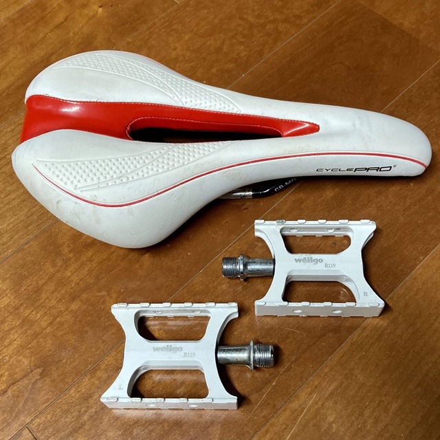 ホワイト ペダル，サドル セット スポーツ/アウトドアの自転車(パーツ)の商品写真