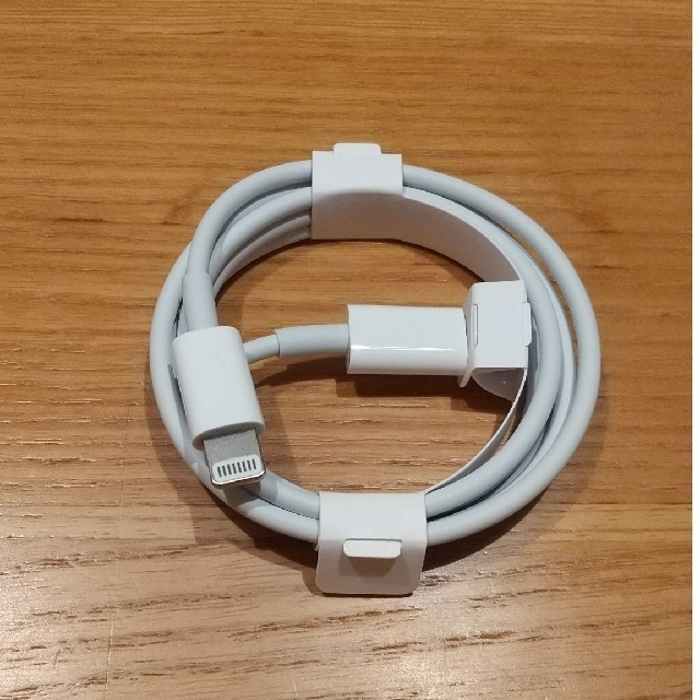 iPhone(アイフォーン)のアイフォン 純正ケーブル スマホ/家電/カメラのスマートフォン/携帯電話(バッテリー/充電器)の商品写真