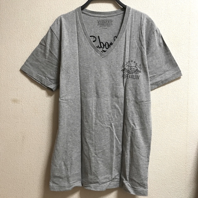 AZUL by moussy(アズールバイマウジー)のSTOOGE&COバックスタイル立体チェーンステッチＶネックTシャツカットソー☆ メンズのトップス(Tシャツ/カットソー(半袖/袖なし))の商品写真