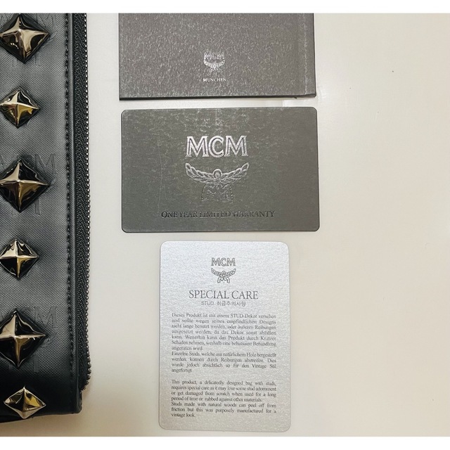 MCM(エムシーエム)の定価53,000円 MCM エムシーエム クラッチバッグ スタッズ レザー メンズのバッグ(セカンドバッグ/クラッチバッグ)の商品写真