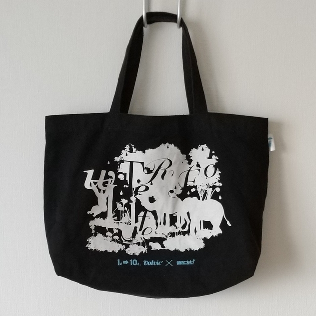 earth music & ecology(アースミュージックアンドエコロジー)のVolvic × earth トートバッグ レディースのバッグ(トートバッグ)の商品写真