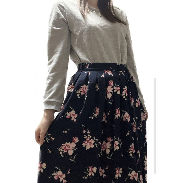 HONEYS(ハニーズ)のコーデ売り　2点セット　スカート　トップス　花柄スカート レディースのスカート(ひざ丈スカート)の商品写真