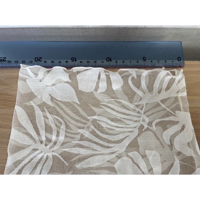 ホワイトベージュレース植物柄シングルウェーブ手作りネックウォーマー新品 レディースのファッション小物(ネックウォーマー)の商品写真