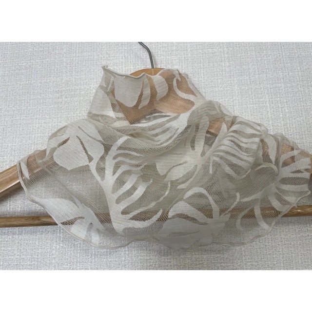 ホワイトベージュレース植物柄シングルウェーブ手作りネックウォーマー新品 レディースのファッション小物(ネックウォーマー)の商品写真