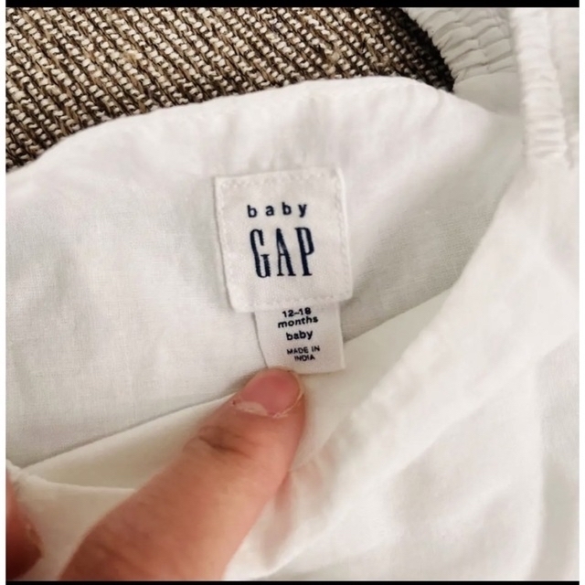 babyGAP(ベビーギャップ)のベビーギャップ　ホワイト　ワンピース　刺繍 キッズ/ベビー/マタニティのベビー服(~85cm)(ワンピース)の商品写真