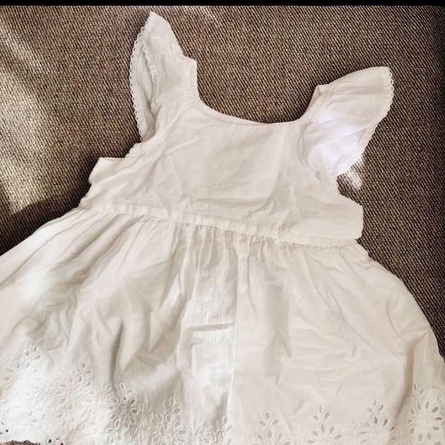 babyGAP(ベビーギャップ)のベビーギャップ　ホワイト　ワンピース　刺繍 キッズ/ベビー/マタニティのベビー服(~85cm)(ワンピース)の商品写真