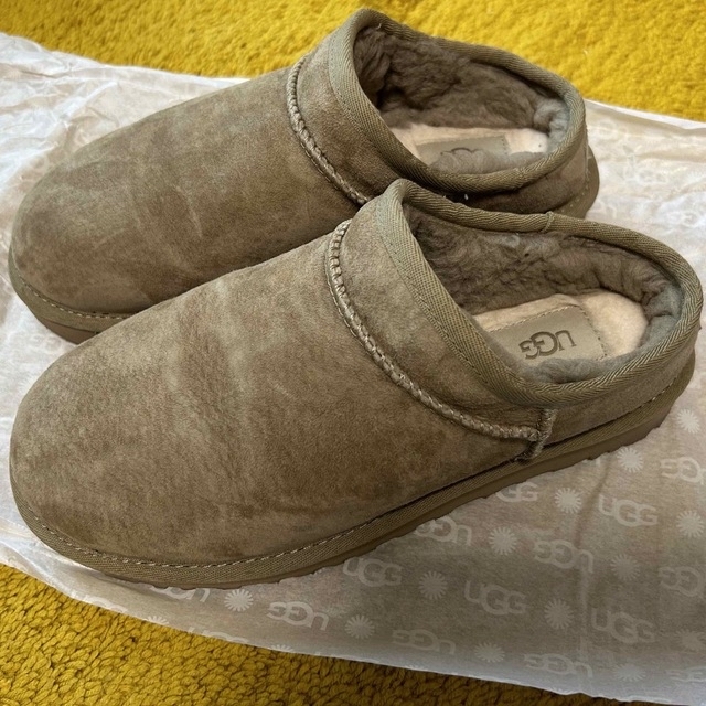 UGG(アグ)のUGG アグ　W CLASSIC SLIPPER ベージュ　24cm  レディースの靴/シューズ(スリッポン/モカシン)の商品写真