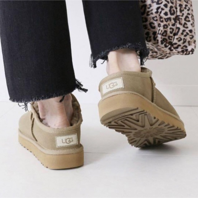 UGG(アグ)のUGG アグ　W CLASSIC SLIPPER ベージュ　24cm  レディースの靴/シューズ(スリッポン/モカシン)の商品写真