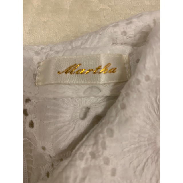 MARTHA(マーサ)の白　ブラウス　襟付　ノースリーブ　刺繍模様が施された綿100%のコットン生地です レディースのトップス(シャツ/ブラウス(半袖/袖なし))の商品写真