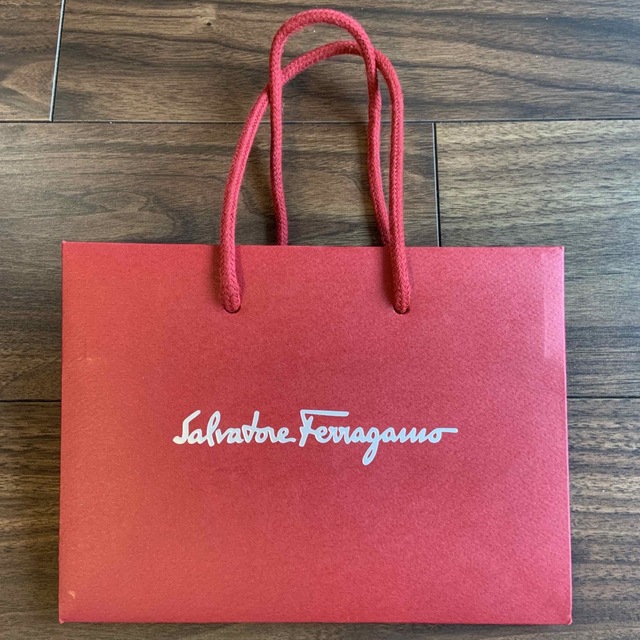 Ferragamo(フェラガモ)のフェラガモSalvatore Ferragamo ショッパー紙袋 レディースのバッグ(ショップ袋)の商品写真