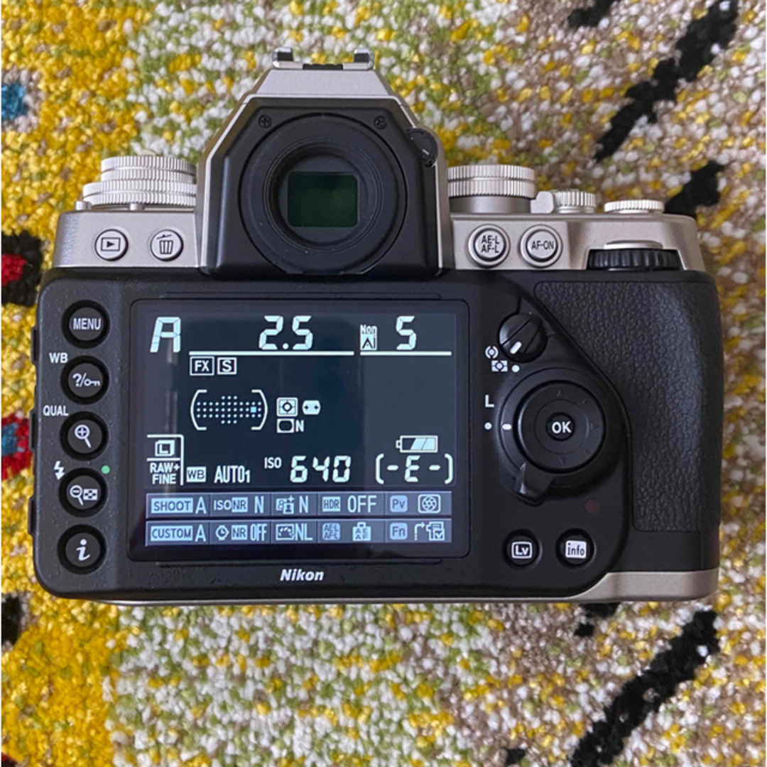 Nikon(ニコン)の【ショット数500以下】Nikon  Df レンズキット SILVER スマホ/家電/カメラのカメラ(デジタル一眼)の商品写真