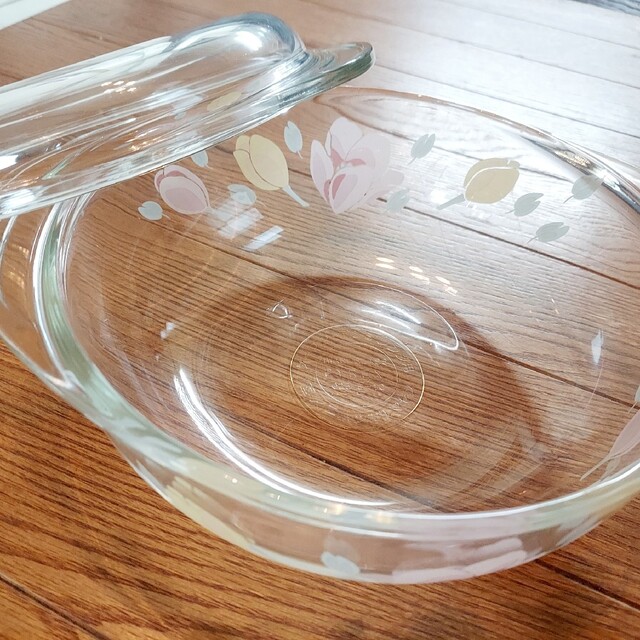 Pyrex(パイレックス)のPYREX　IWAKI GLASS　パイレックス　イワキグラス　耐熱皿　蓋付き インテリア/住まい/日用品のキッチン/食器(食器)の商品写真