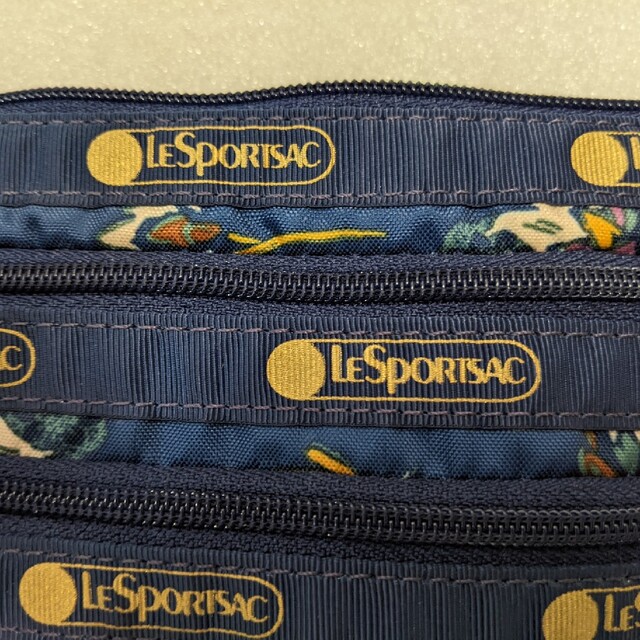 LeSportsac(レスポートサック)のネイビー ポーチ 3ジップコスメティックフラワー柄 コスメ/美容のコスメ/美容 その他(その他)の商品写真