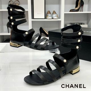 シャネル(CHANEL)の5063 未使用 シャネル パール レザー サンダル ブラック(サンダル)