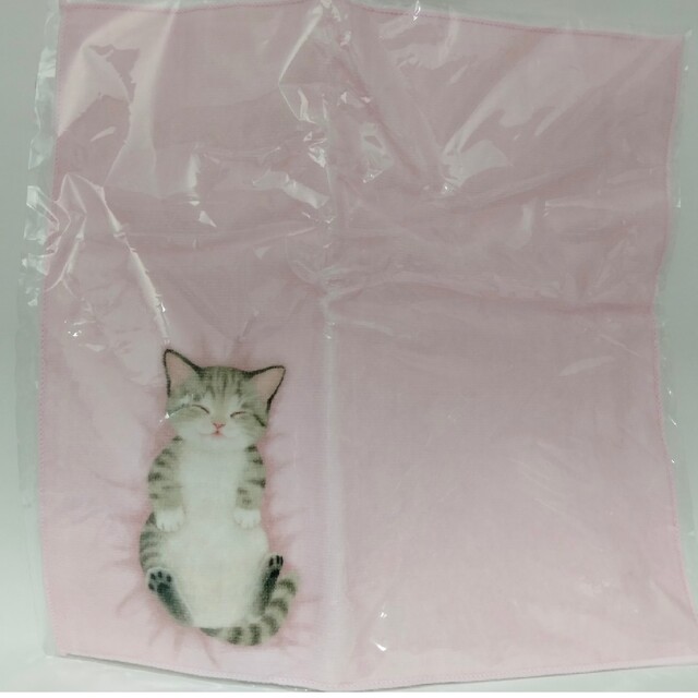FELISSIMO(フェリシモ)のフェリシモ　猫部　子猫がへそ天でごろ～ん　タオルハンカチの会　ピンク レディースのファッション小物(ハンカチ)の商品写真