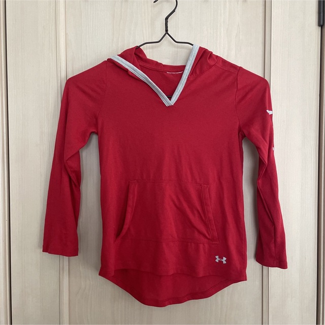 UNDER ARMOUR(アンダーアーマー)のアンダーアーマー   140くらい　赤色薄手フーディー キッズ/ベビー/マタニティのキッズ服女の子用(90cm~)(Tシャツ/カットソー)の商品写真