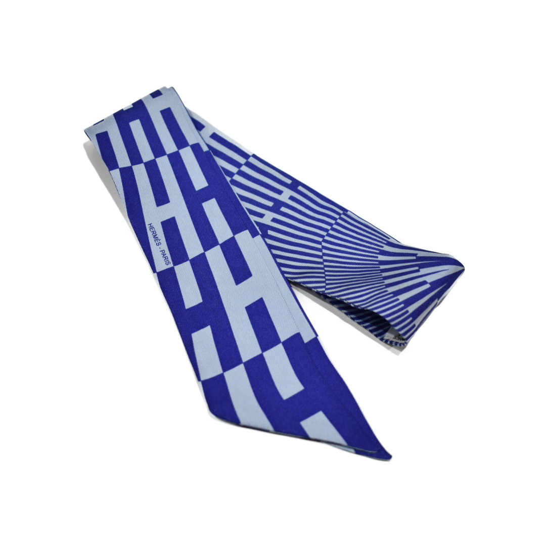 Hermes - 【人気☆中古品】HERMESツイリー ブルー系 シルク100