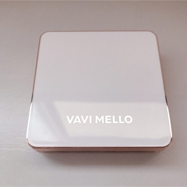 VAVI MELLO(バビメロ)のVAVI MELLO ファンデーションケース 白 コスメ/美容のベースメイク/化粧品(ファンデーション)の商品写真