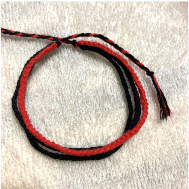 ミサンガ ブレスレット アンクレット 赤 黒 刺繍糸 カジュアル ハンドメイドのアクセサリー(ブレスレット/バングル)の商品写真