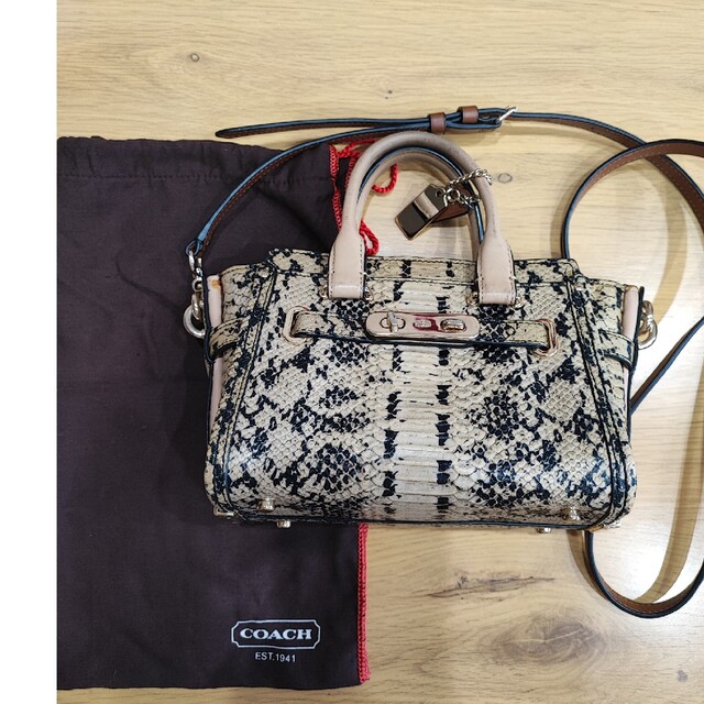 コーチ　バック　coach パイソン　美品　ホワイト