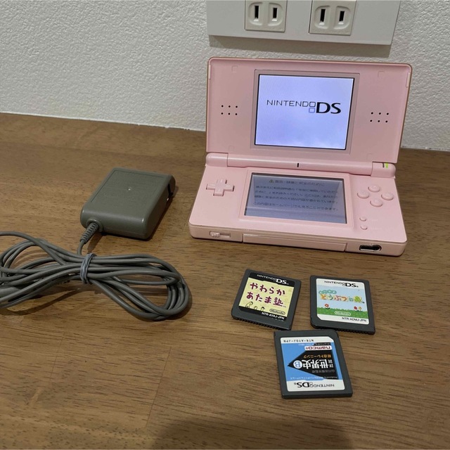 ニンテンドーDS(ニンテンドーDS)のDS lite ライト　ピンク　本体セット エンタメ/ホビーのゲームソフト/ゲーム機本体(携帯用ゲーム機本体)の商品写真