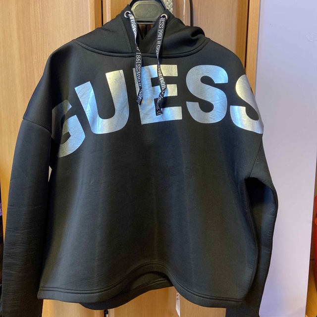 GUESS(ゲス)のお値下げしました！GUESS ゲス　黒　パーカー　M レディースのトップス(パーカー)の商品写真