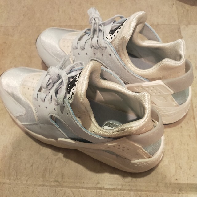 NIKE(ナイキ)のNIKE W NIKE AIR HUARACHE レディースの靴/シューズ(スニーカー)の商品写真